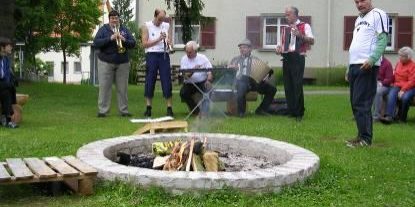 Feuerstelle und holzbaenke